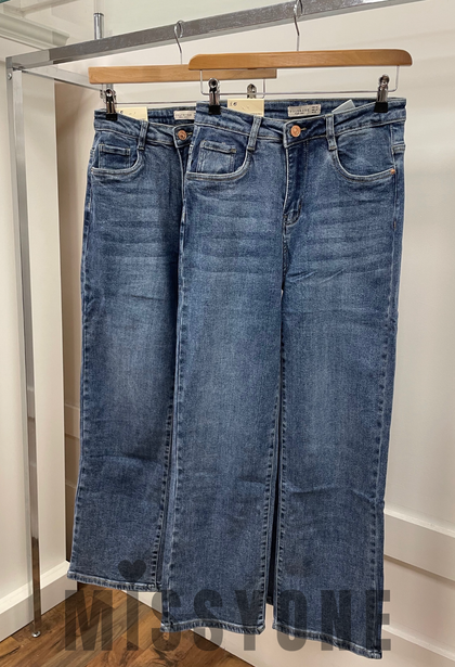 Straight Leg Viral Jeans